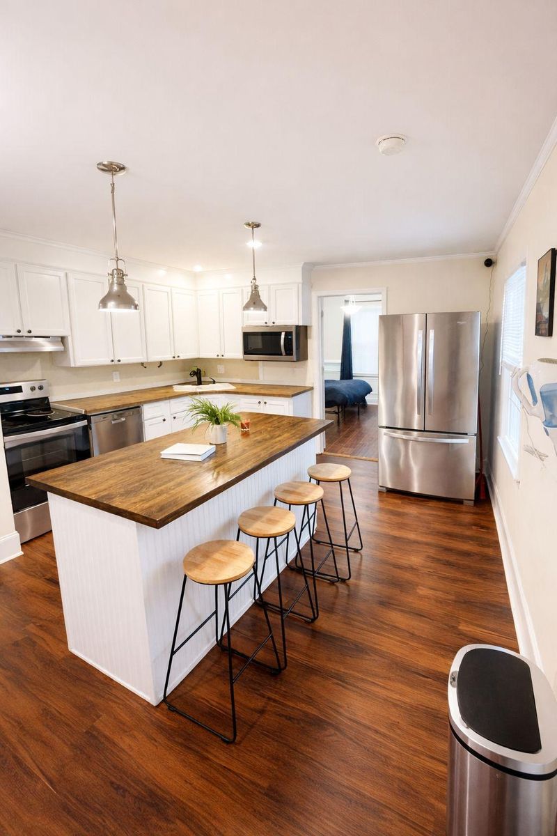 roommates in Undisclosed, Belmont, NC 28012 Work Hard. Commute Smart. Live Easy – Prime Belmont Home for Professionals (id. 30139) - cirtru.com