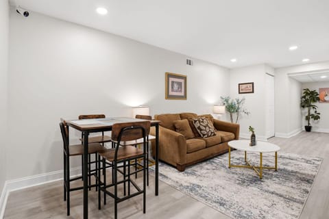 Modern & Spacious Home: Fully Furnished, Comfortable Shared Living | No Move-In Fee , Free Wi-Fi , Monthly Cleanings , Bright Open Areas , Fenced Backyard , Near Highways & Transit (id. 36287)