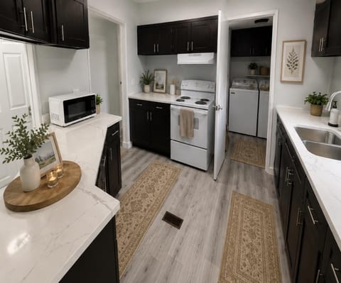 Newly Renovated Orange Park Gem!  Quiet Cul-de-Sac + Backyard! (id. 39157)