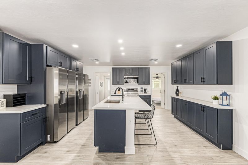 roommates in Undisclosed, Mesa, AZ 85203 Absolutely  Perfect! Fully Remodeled.  Located near  light rail & - Shopping  & Food . (id. 30183) - cirtru.com