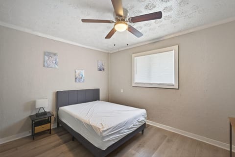 Private Room from $135/Week – Free WiFi, Laundry & More! (id. 14713)