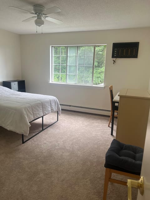 Quiet and convenient Living in Manchester, New Hampshire! (id. 40108)