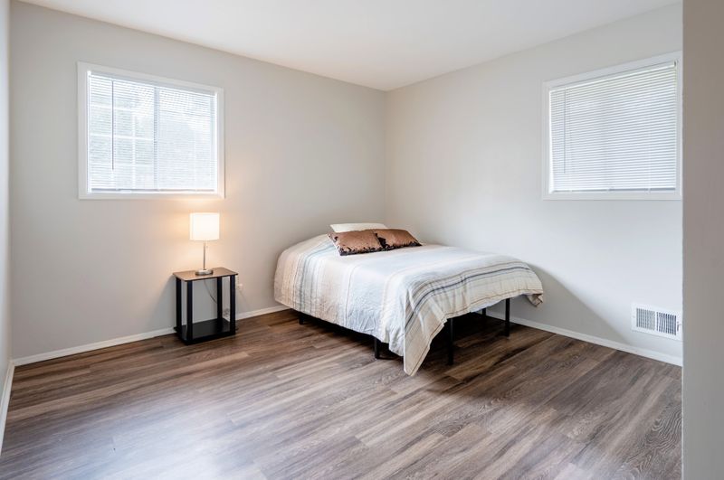 Bright & Stylish Riverdale Retreat |  Full Kitchen, Wi-Fi + Laundry |  Monthly Cleaning Included | Move-In Ready  | Steps to Essentials (id. 653)