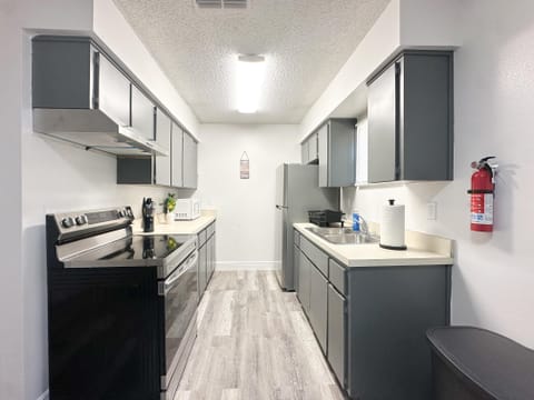 Newly-renovated & spacious Clearwater APARMENT  2 MEMBERS ONLY / Multiplex with Dining area (id. 12919)