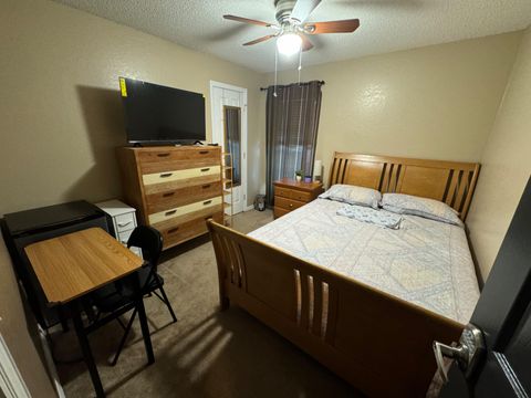 Unique south Lakeland Pool Home with Florida room, home gym, high-speed WiFi and utilities included (id. 30798)