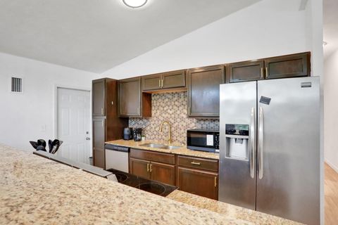 roommates in Undisclosed, Jacksonville, FL 32211 " Spacious and newly renovated property in Arlington | Walking distance to shopping  & Bus stops  | Near Downtown  and the beaches!" (id. 15885) - cirtru.com