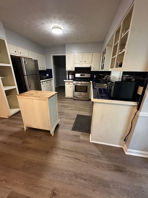 Modern home in Stone Mountain (id. 38533)