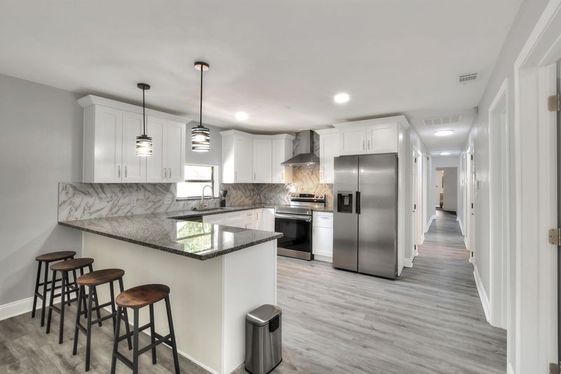 roommates in Undisclosed, Lakeland, FL 33803 Beautiful 2025 Renovated Stylish Home in Prime Lakeland Location  | Clean  Comfortable Affordable | Fully Furnished Rooms  | All Utilities Included| |  Laundry Fast High Speed Wi-Fi  Move-In Ready (id. 13321) - cirtru.com