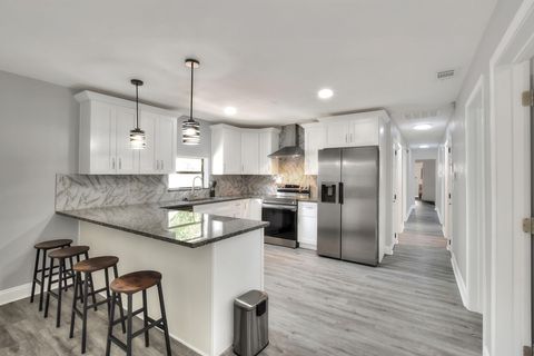 Beautiful 2025 Renovated Stylish Home in Prime Lakeland Location  | Clean  Comfortable Affordable | Fully Furnished Rooms  | All Utilities Included| |  Laundry Fast High Speed Wi-Fi  Move-In Ready (id. 13321)