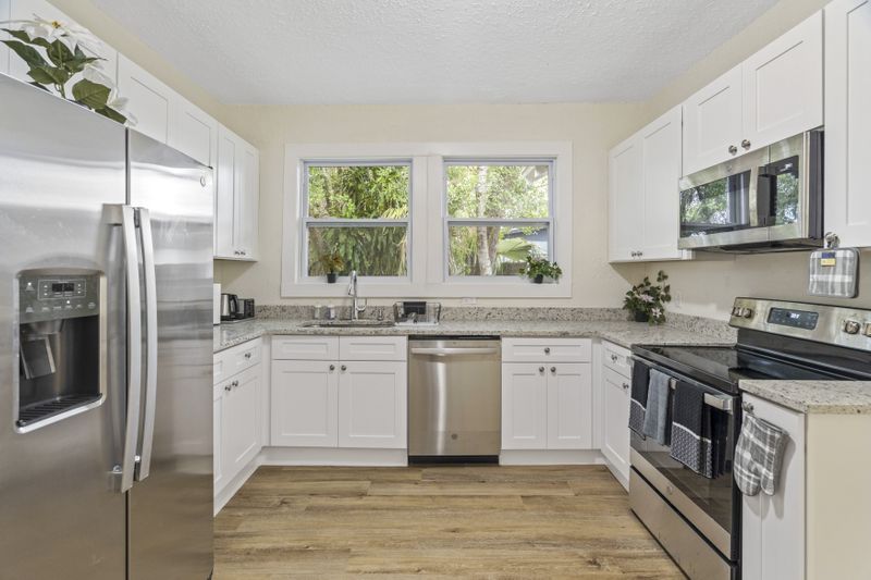 Completely renovated Tampa House w/ new  Kitchen &  2 new bathrooms. Comfortable & cozy near transit . (id. 6074)