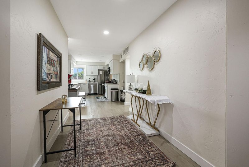 roommates in Undisclosed, Glendale, AZ 85301 Excellent Location, only 6 residents, New AC, Home near Community College, Bus Stop, & Beautiful Historic Glendale, restaurants and shopping! Attentive management and parking onsite. (id. 5310) - cirtru.com