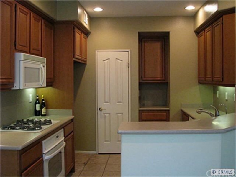 Beautiful end unit - 3Rooms to rent