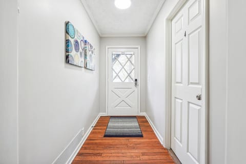 CLEAN, Private Home on Quiet Street! (id. 7170)
