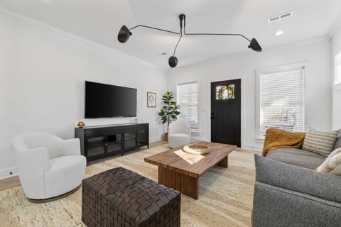 Welcome to Charlotte Park – Comfortable Living in West Nashville (id. 40106)