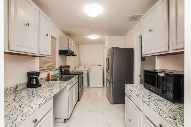 roommates in Undisclosed, West Palm Beach, FL 33406 Live in West Palm Beach, a 2 minute walk to transit stop PURDY LN at MILITARY TRL (id. 32746) - cirtru.com