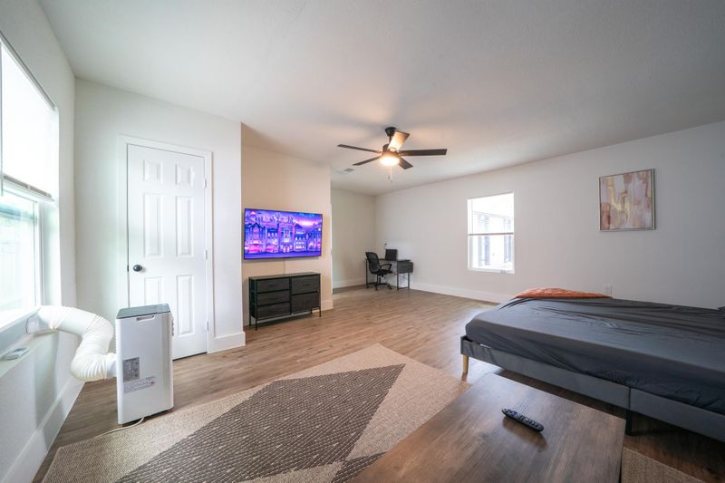 Affordable Comfort in San Antonio - Large Renovated Rooms with fast Wi-Fi & Spacious Yard (id. 13756)