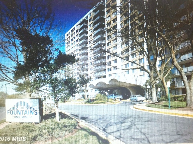 Spacious 923 Sqft TWO level Condo