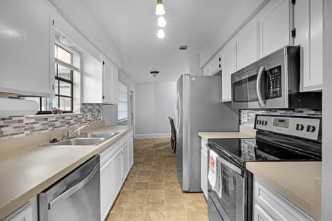 roommates in Undisclosed, Orlando, FL 32818 Ocoee House with Dining area. Homey & newly-renovated! - USE PROMO CODE FOR DISCOUNT!! (id. 1998) - cirtru.com