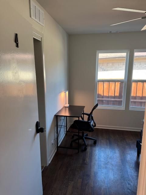 3 street blocks from Dallas College Eastfield Campus  | 
Cozy & Convenient Dallas Home  | Fully Furnished, Secure, and Comfortable | Free Wi-Fi , Monthly Cleanings , Multiple Bus Stops Nearby Live in Casa View Heights (id. 27270)