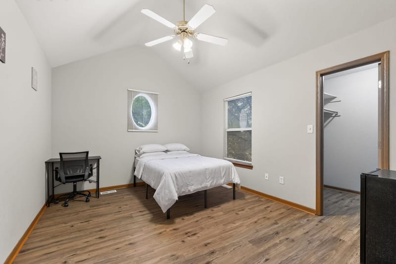 BLUE SPRINGS |  PRIVATE BATH SUITES |  PARKING |  LAUNDRY |  WIFI (id. 40638)