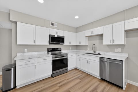 SUPERHOST Remodeled Home - Spacious With 3 Bathrooms, FREE Washer Dryer, 1x a Month Cleaning And Near Highways and Grocery Stores, REMOTE WORK Friendly (id. 37373)