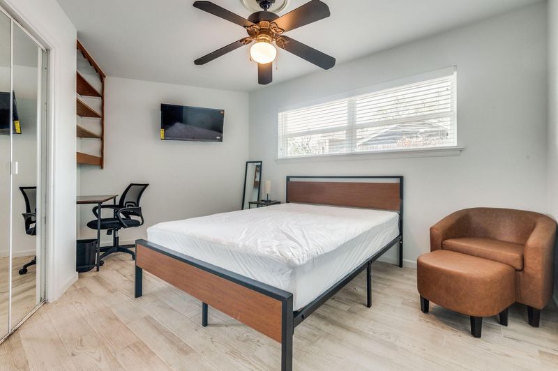 roommates in Undisclosed, Dallas, TX 75233 Modern Dallas Living: Premium Suites with Dedicated Workspaces |  5-Min Walk to Bus Stop |  High-Speed Wi-Fi |  Monthly Cleaning  & Basic supplies included (id. 16318) - cirtru.com