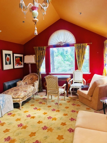 $2359 Beautiful, SUITE TOP FLOOR