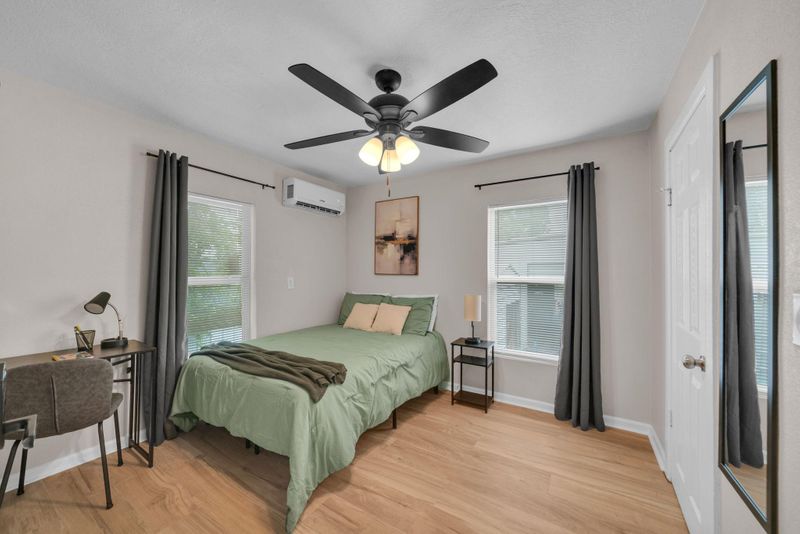 roommates in Undisclosed, Houston, TX 77076 Modern North Houston Bungalow: Elevated Covered Porch | Granite Chef’s Kitchen | Smart Suites Near I-45 & Groceries (id. 34694) - cirtru.com