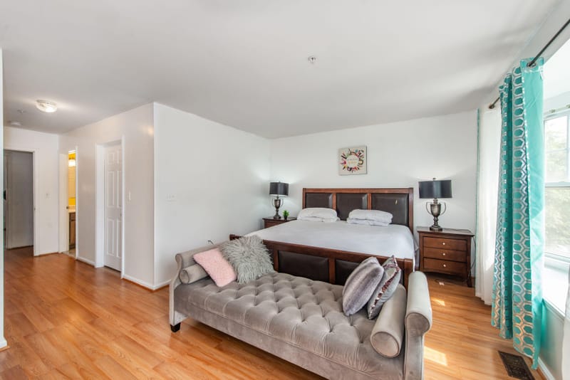Beautiful 4 bedroom with backyard available, clean quiet (id. 26938)
