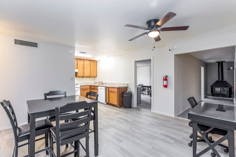 Comfortable & high-quality Las Vegas House with televisions, workspace, and full appliances. (id. 4032)