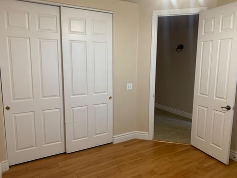 Private room with shared bathroom 5 minutes from Glendale Entertainment District! (id. 32648)