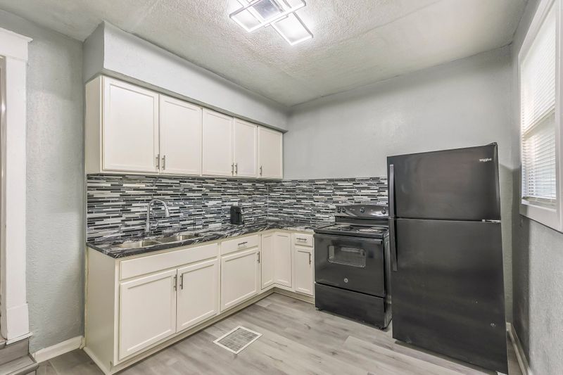 Live the Dream in Kansas City!  Mix modern style with urban convenience and let the natural light dance through the big windows – morning vibes and city views like no other! 

Claim your slice of KC today!  #RoomGoals #CityLife (id. 8636)