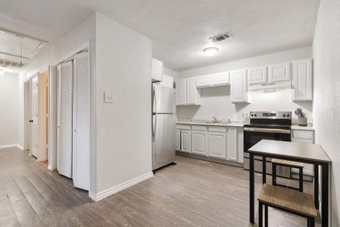 Newly renovated Comfortable Property with low number of members! In a quiet low traffic street. Fully stocked kitchen and high speed Wifi! (id. 11285)