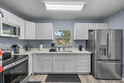 Newly-renovated   TAMPA home with dining area. Close To Down Town, Shopping, Highways & Buses (id. 12769)