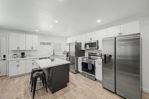 Modern & Fresh- Fully  Remodeled-Mesa  Home-Near Freeway-Public Transportation. Brand NEW! (id. 38942)