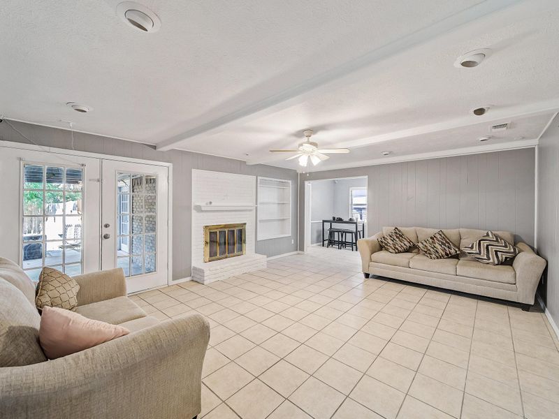 roommates in Undisclosed, Dallas, TX 75232 Cozy & newly-renovated Dallas House with Patio each room has a work space and 50-inch TV . (id. 8917) - cirtru.com