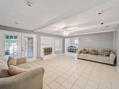 Cozy & newly-renovated Dallas House with Patio each room has a work space and 50-inch TV . (id. 8917)