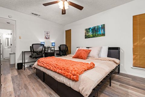 Welcome home to this comfortable and updated Northeast Side Home ! Near Methodist Hospital  and lots to enjoy in Live Oak neighborhood! (id. 18970)