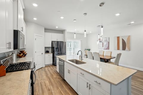 Beautiful Updated  Home in City Park, Minutes from Airport & Loso + Waived Move In Fee! (id. 21867)