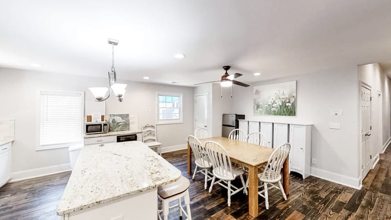 Live in Atlanta, less than a minute walk to bus stop Moreland Ave SE@Lyndale Dr SE (id. 375)