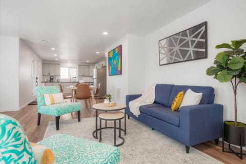 Newly Remodeled Walkout Basement | Private Entry | Fresh Linen | Full Kitchen | In-Unit W/D (id. 18087)