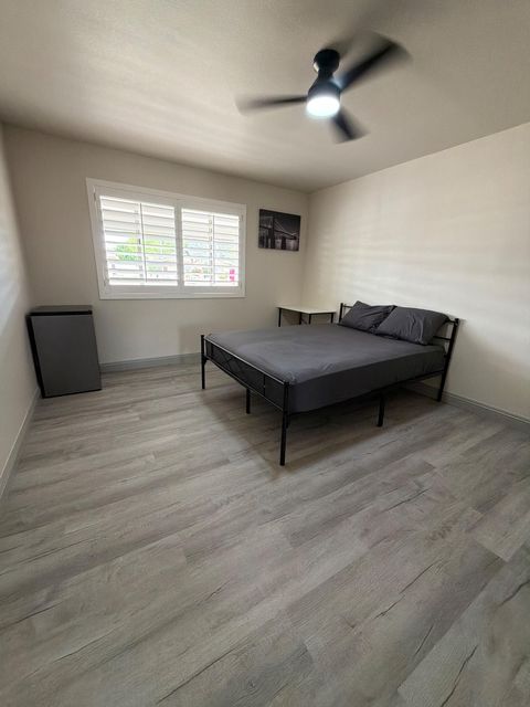 Glendale Home, a 2 minute walk to transit stop 55th Av & Orangewood Av, Near Major shopping (id. 32940)