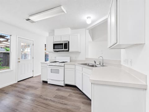 roommates in Undisclosed, Katy, TX 77449 Updated 3BR/2BA Home in Katy – Convenient I-10 & Hwy 6 Access (id. 45336) - cirtru.com