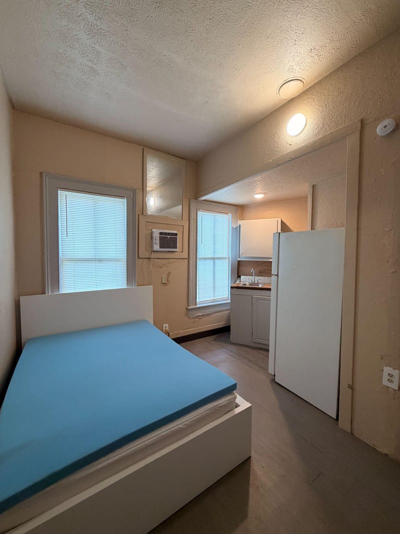 Private Studio Units | In-Unit Kitchenette + En Suite Bath | Full-Size Fridge | Under 1 Mile to UF Health (id. 39442)