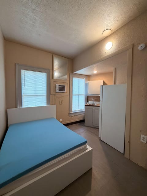 roommates in Undisclosed, Jacksonville, FL 32209 Private Studio Units | In-Unit Kitchenette + En Suite Bath | Full-Size Fridge | Under 1 Mile to UF Health (id. 39442) - cirtru.com