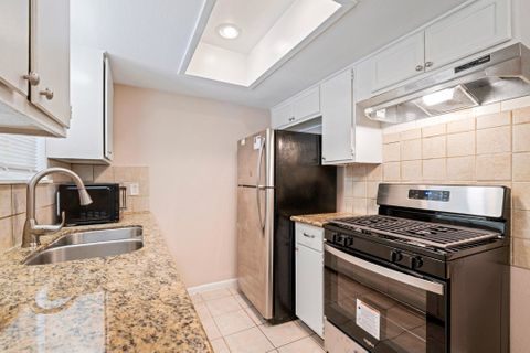 Co‑Living Northside  w/ only 5 roomies! | Furnished Room + Backyard, Workspace & Laundry (id. 4381)