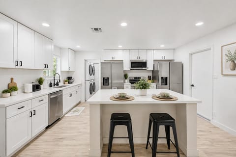 Sunset  Garden Neighborhood. Beautifully remodeled! Plenty of room for all! Near 1-17 freeway! (id. 43032)