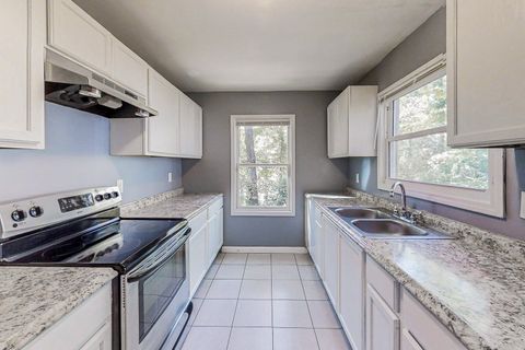 East Point House - Clean, Renovated, Super Close to MARTA and Walmart! (id. 5396)