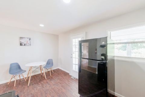 Amazing Forest Park Location! Enclosed Patio! Don't Miss Out! (id. 115)
