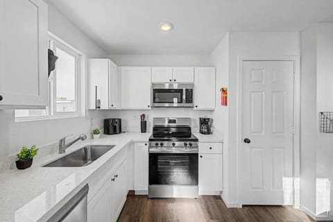 BRAND NEW BUILD! 4 Rooms Only | Large Mini Fridges | Fastest WiFi | Minutes from Sky Harbor! (id. 41926)